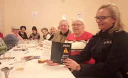 O zagrożeniach ze strony oszustów z seniorami rozmawiała dzielnicowa