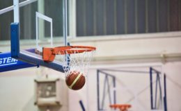 Na zdjęciu widać piłkę do koszykówki, która zaraz wpadnie do kosza