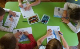 Zaangażowano seniorów w czytane bajek przedszkolakom