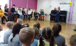 Kolędowanie z uczniami Szkoły Muzycznej w Przedszkolu nr 4 [zdjęcia]