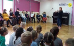 Kolędowanie z uczniami Szkoły Muzycznej w Przedszkolu nr 4 [zdjęcia]