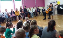 Kolędowanie z uczniami Szkoły Muzycznej w Przedszkolu nr 4