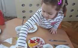 Warsztaty kulinarne z Małym Misiem w Przedszkolu nr 4