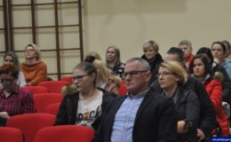Dzielnicowy spotkał się z rodzicami i rozmawiał o bezpieczeństwie dzieci i młodzieży