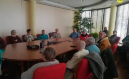 Podopieczni Caritasu na wycieczce w Dekorglassie