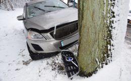 Volvo na drzewie. Trudne warunki na drogach