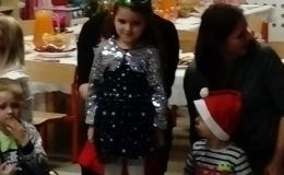 Bożonarodzeniowe zajęcia otwarte z Mikołajem w grupie V w Przedszkolu nr 4