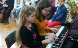 Kolędowanie z uczniami Szkoły Muzycznej w Przedszkolu nr 4