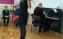 Kolędowanie z uczniami Szkoły Muzycznej w Przedszkolu nr 4