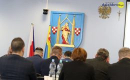herb Działdowa, św. Katarzyna, od tyłu widać siedzących radnych