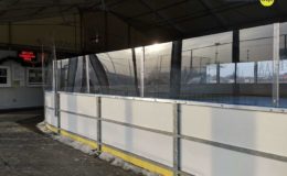 Lodowisko wzbogaciło się o bandy z pleksi dla hokeistów