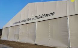 Lodowisko wzbogaciło się o bandy z pleksi dla hokeistów
