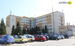 przed budynkiem szpitala w Działdowie stoi kilkanaście samochodów