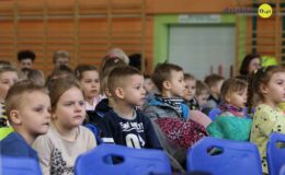 Seniorzy i dzieci wystawili przedstawienie „Jaś i Małgosia” [film, zdjęcia]