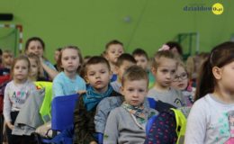 Seniorzy i dzieci wystawili przedstawienie „Jaś i Małgosia” [film, zdjęcia]