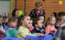 Seniorzy i dzieci wystawili przedstawienie „Jaś i Małgosia”