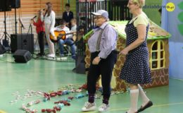 Seniorzy i dzieci wystawili przedstawienie „Jaś i Małgosia”