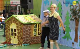 Seniorzy i dzieci wystawili przedstawienie „Jaś i Małgosia”