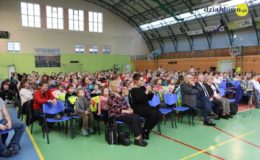 Seniorzy i dzieci wystawili przedstawienie „Jaś i Małgosia”