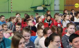 Seniorzy i dzieci wystawili przedstawienie „Jaś i Małgosia”