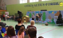Seniorzy i dzieci wystawili przedstawienie „Jaś i Małgosia”
