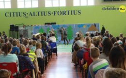 Seniorzy i dzieci wystawili przedstawienie „Jaś i Małgosia”