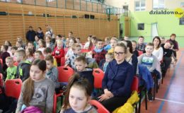 Seniorzy i dzieci wystawili przedstawienie „Jaś i Małgosia”
