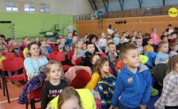 Seniorzy i dzieci wystawili przedstawienie „Jaś i Małgosia”