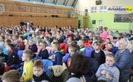 Seniorzy i dzieci wystawili przedstawienie „Jaś i Małgosia”
