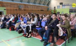 Seniorzy i dzieci wystawili przedstawienie „Jaś i Małgosia”