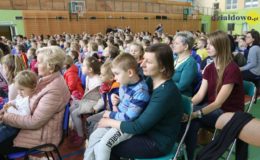 Seniorzy i dzieci wystawili przedstawienie „Jaś i Małgosia”