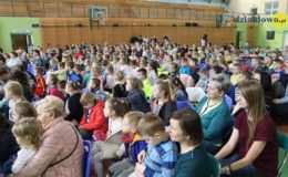 Seniorzy i dzieci wystawili przedstawienie „Jaś i Małgosia”