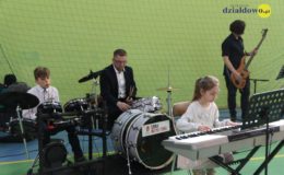 Seniorzy i dzieci wystawili przedstawienie „Jaś i Małgosia”