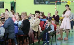 Seniorzy i dzieci wystawili przedstawienie „Jaś i Małgosia”