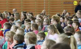 Seniorzy i dzieci wystawili przedstawienie „Jaś i Małgosia”