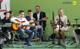 Seniorzy i dzieci wystawili przedstawienie „Jaś i Małgosia”