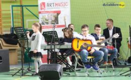 Seniorzy i dzieci wystawili przedstawienie „Jaś i Małgosia”