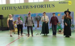 Seniorzy i dzieci wystawili przedstawienie „Jaś i Małgosia”