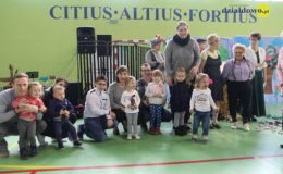 Seniorzy i dzieci wystawili przedstawienie „Jaś i Małgosia”