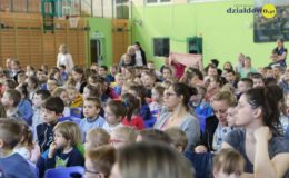Seniorzy i dzieci wystawili przedstawienie „Jaś i Małgosia”