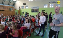 Seniorzy i dzieci wystawili przedstawienie „Jaś i Małgosia”