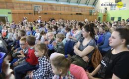 Seniorzy i dzieci wystawili przedstawienie „Jaś i Małgosia”