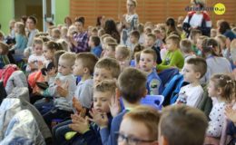Seniorzy i dzieci wystawili przedstawienie „Jaś i Małgosia”