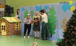 Seniorzy i dzieci wystawili przedstawienie „Jaś i Małgosia”