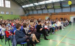 Seniorzy i dzieci wystawili przedstawienie „Jaś i Małgosia”