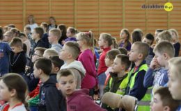 Seniorzy i dzieci wystawili przedstawienie „Jaś i Małgosia”