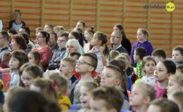 Seniorzy i dzieci wystawili przedstawienie „Jaś i Małgosia”