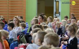 Seniorzy i dzieci wystawili przedstawienie „Jaś i Małgosia”