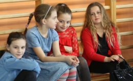 Seniorzy i dzieci wystawili przedstawienie „Jaś i Małgosia”