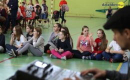 Seniorzy i dzieci wystawili przedstawienie „Jaś i Małgosia”